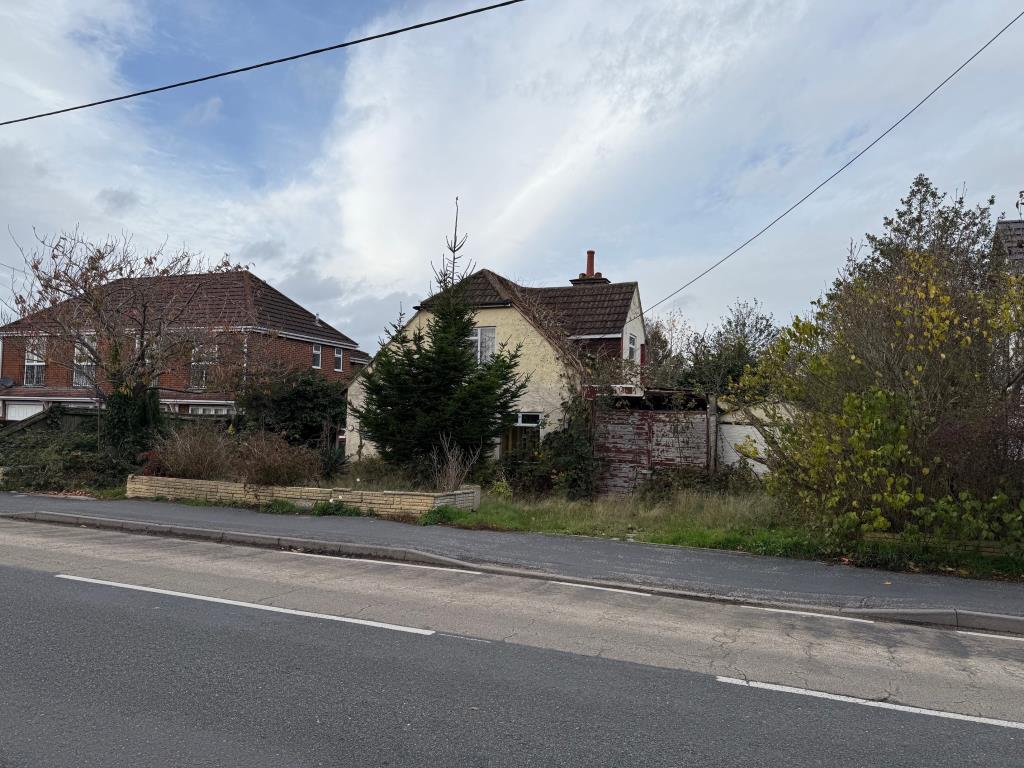 Lot: 155 - CHALET BUNGALOW FOR COMPLETE RENOVATION - Alternative angle of the front